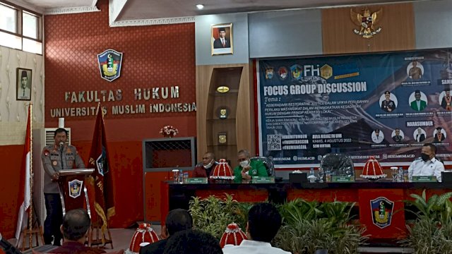 Kapolda Sulsel Irjen Pol Nana Sujana, saat membuka FGD tentang Keberadaan Restorative Justice Dalam Upaya Perubahan Perilaku Masyarakat Dalam Meningkatkan Kesadaran Hukum dan Prinsip Kearifan Lokal, di Aula Fakultas Hukum UMI Makassar, Kamis (04/08/2022). (Chaerani/Republiknews.co.id)