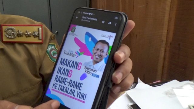 Kepala Bidang Pariwisata Kabupaten Takalar, Zainal Soedarman, memperlihatkan Desain Baliho Promosi Parawisata Kabupaten Takalar yang dianggarkan senilai Rp800 juta lebih oleh Dinas Pariwisata, Pemuda dan Olahraga yang akan dipasang di 24 Kabupaten dan Kota di Sulawesi Selatan untuk menarik wisatawan datang ke Takalar. (Foto: Wawan Setiawan)