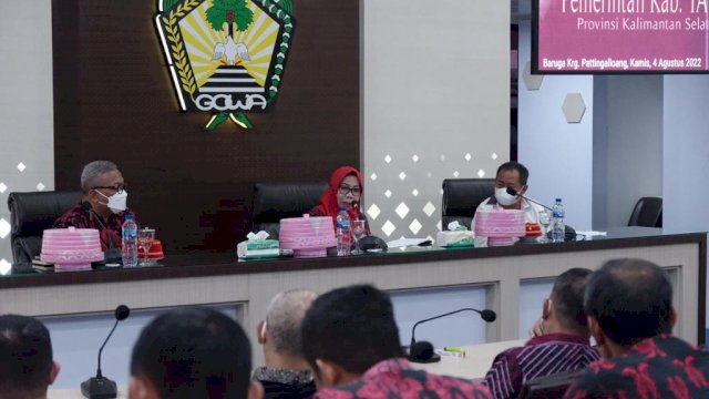 Pemkab Tapin, Kalimantan Selatan saat melakukan kunjungan kerja di Kabupaten Gowa yang diterima langsung Sekda Gowa Kamsina di Baruga Karaeng Pattingalloang, Kantor Bupati Gowa, Kamis (04/08). (Dok. Humas Gowa)