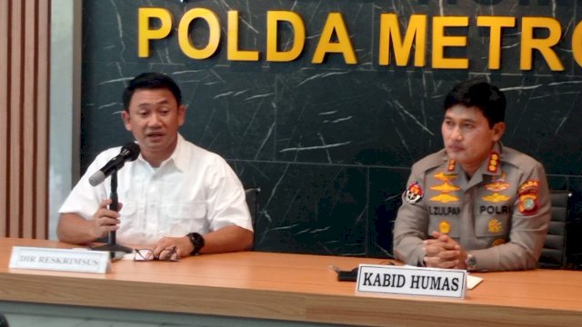 Dirreskrimsus Kombes Pol Auliansyah Lubis, bersama Kabid Humas Polda Metro Jaya Kombes Pol Endra Zulpan, memberikan keterangan Pers terkait kasus beras Bantuan presiden yang disalurkan oleh JNE, Kamis (04/08/2022). (Foto: Wahyu Widodo/Republiknews.co.id)