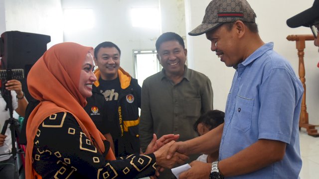 Bupati Luwu Utara Indah Putri Indriani menyerahkan hadiah kepada salah satu atlet yang juara. Kamis (04/08/2022)