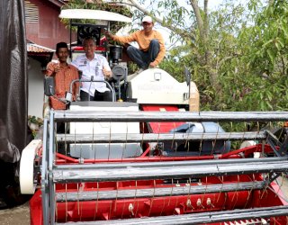 Bahagianya Petani di Luwu Timur Dapat Bantuan Combine untuk Tingkatkan Sektor Pertanian