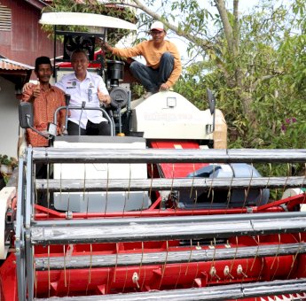 Bahagianya Petani di Luwu Timur Dapat Bantuan Combine untuk Tingkatkan Sektor Pertanian