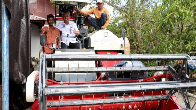 Bantuan alsintan pasca panen Combine Harvester kepada kelompok tani (Poktan) Darma Karya II, Desa Sumber Agung, Kecamatan Kalaena.