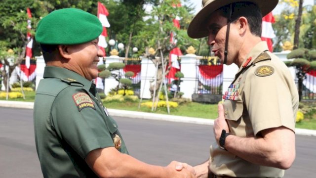 Jenderal TNI Dudung Abdurachman berbincang mentalami Letjen Simon Stuart KASAD Australia. (Foto: Istimewa)