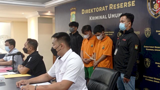 JR dan MF Pelaku Pengeroyokan diamankan di Polda Metro Jaya. (Foto: Wahyu Widodo/Republiknews.co.id)