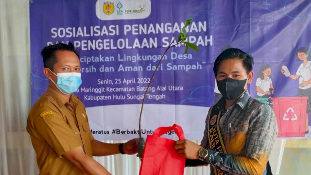 Duta Pepelingasih Hulu Sungai Tengah, Syahran, menyerahkan secara simbolis pohon kepada pejabat masyarakat setempat di Kabupaten Hulu Sungai Tengah (HST). (Istimewa)