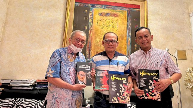Penyair Senior Taufiq Ismail (kiri) bersama M. Dahlan Abubakar (tengah) dan Dosen Fakultas Ilmu Budaya Unhas Dr.Tammasse, M.Hum (kanan). (Istimewa)