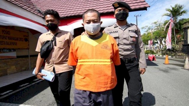 JM (46) Oknum Guru Ngaji Saat Diamankan Di Mapolresta Balikpapan. (Istimewa)