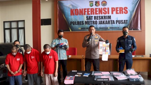 Kapolres Metro Jakpus, Kombes Komarudin Pimpin Press Confrence Penipuan Tukar ATM, Pelaku dan Barang Bukti Dihadirkan (Foto:Istimewa)