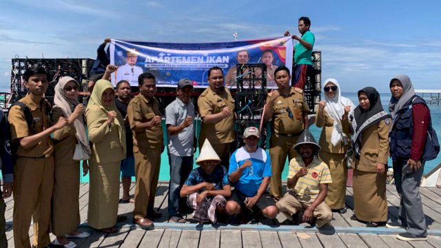 Proses menenggelamkan apartemen ikan di Wilayah Perairan Selat Makassar yang dilakukan oleh Dinas Kelautan Provinsi Sulawesi Selatan. (Istimewa)