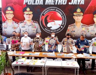 Polisi Tangkap Pengekspor Biji Coca Mengandung Kokain Dimasukkan Kedalam Boneka Kecil
