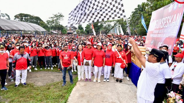 Gubernur Sulsel Andi Sudirman Sulaiman, saat melepas peserta Gerakan Anti Mager di Toraja Utara, Jumat (05/08/2022). (Istimewa)