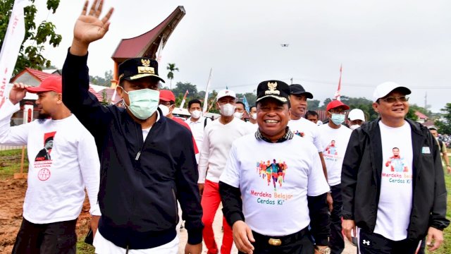 Gubernur Sulsel Andi Sudirman Sulaiman, didampingi Bupati Toraja Utara Yohanis Bassang, saat mengikuti Gerakan Anti Mager bersama Masyarakat Toraja Utara, Jumat (05/08/2022). (Istimewa)