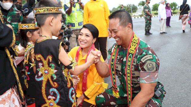 Bersama Istri Hetty Andika Perkasa, Panglima TNI Jenderal Andhika Perkasa Tiba di Bandar Udara Internasional Sepinggan, Balikpapan.(Istimewa)