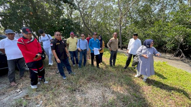 Anggota Komisi V DPR RI Muhammad Fauzi (Kemeja hitam) saat meninjau langsung pembanguna Desa Wisata di Desa Poreang Luwu Utara. Jumat (05/08/2022)