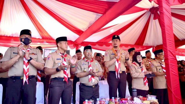 Bupati Gowa Adnan Purictha Ichsan saat memimpin Apel Besar Gerakan Pramuka Kwarcab Gowa dalam rangka Hari Ulang Tahun Pramuka yang ke-61 Tahun di Lapangan Upacara Kantor Bupati Gowa, Jum'at (5/8). (Dok. Humas Gowa)
