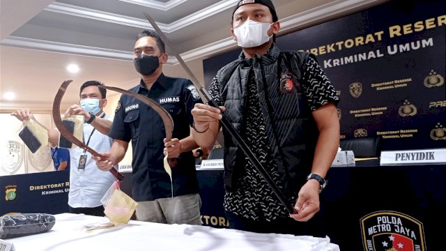 Polisi Memperlihatkan Senjata Tajam yang digunakan Pelaku Saat Melakukan Penyerangan di Cilandak Jakarta Selatan.(Foto: Wahyu Widodo Republiknewa.co.id)
