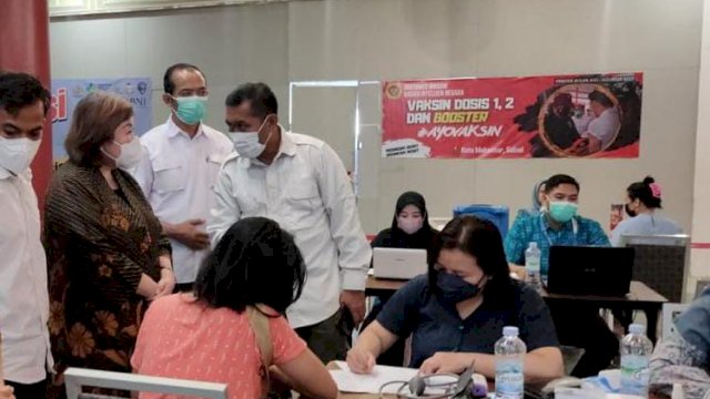 Masyarakat Makassar saat melakukan vaksinasi Covid-19 di gerai Mall Phinisi Point Makassar, Jumat (05/08). (Dok. BINDA Sulsel)