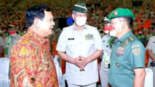 Bincang-bincang KASAD Jenderal TNI Dudung Abdurachman dengan Menteri Pertahanan Prabowo di Acara Silatnas PPAD. (Foto : Istimewa)
