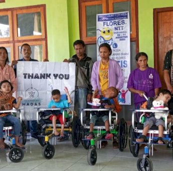 Gerakan Peduli Difabel Donasikan 30 Kursi Roda di Manggarai Timur