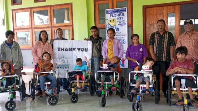 Gerakan Peduli Difabel dari Yayasan Global Village Foundation Bali saat mendonasikan 30 Kursi Roda di Manggarai Timur. (Foto: Yos Syukur/Republiknewa.co.id)