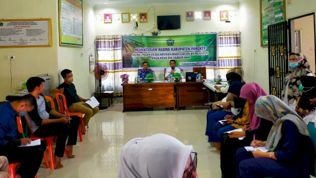 Proses pemeriksaan kesehatan Narkoba Calon Pengantin oleh petugas Dinas Kesehatan bekerjasama dengan KUA di Kecamatan Labakkang, Pangkep. (Istimewa)