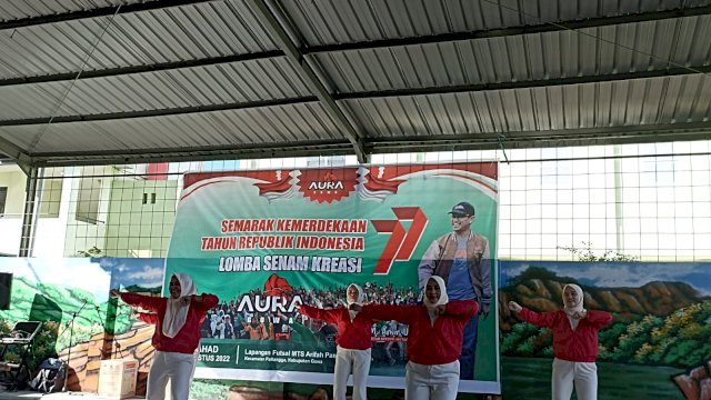 Salah satu grup senam menampilkan senam kreasinya pada Lomba Senam Kreasi yang digelar Team AURA Gowa di Yayasan Arifah Kabupaten Gowa, Sabtu (06/08). (Foto: Chaerani/Republiknews.co.id)