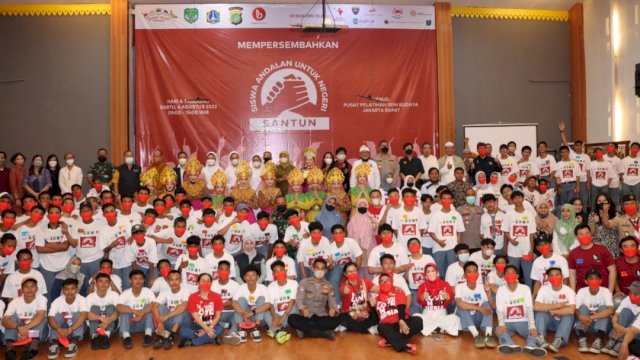 Siswa dan Siswi Peserta Program Santun Foto Bersama Jajaran Polres Jakarta Barat, Pemkot Jakarta Barat dan Kodim 0503 Jakbar. (Istimewa)