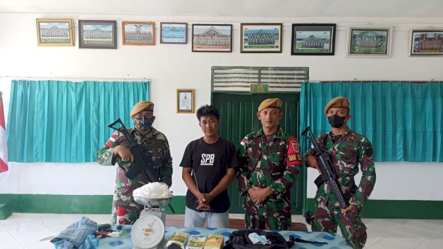 Jajaran Satgas Pamtas Yonarmed 18/Komposit dari Pos Aji Kuning saat mengamankan WNI membawa sabu 1 kilo. (Istimewa)