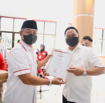 Kecamatan dan Relawan Pendonor Darah Terbanyak Terima Penghargaan PMI Gowa