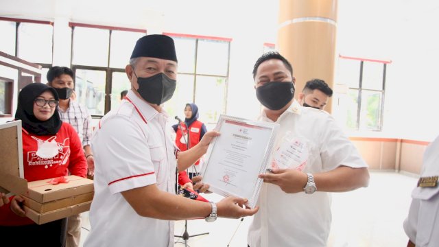 Ketua PMI Gowa Abd. Rauf Malaganni, saat memberikan penghargaan kepada pihak-pihak yang dinilai memberikan donor darah terbanyak, di sela-sela sosialisasi yang berlangsung di Baruga Karaeng Galesong, Kantor Bupati Gowa, Sabtu (06/08/2022). (Dok. Humas Gowa)