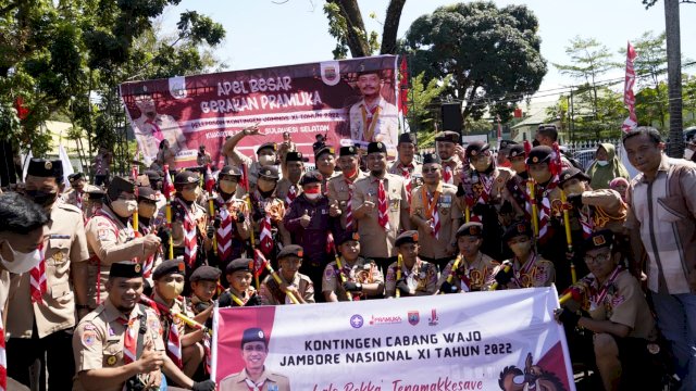 Gubernur Sulsel Andi Sudirman Sulaiman, saat melepas kontingen gerakan Pramuka yang akan mengikuti Jambore Nasional, Sabtu (06/08/2022). (Istimewa)