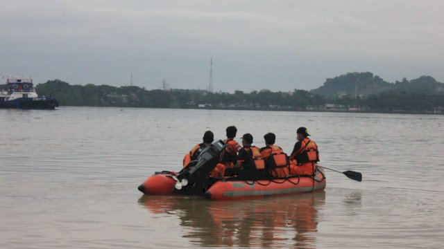 Tim Basarnas masih melakukan pencarian dengan menyisir sungai Mahakam mengunakan Rubber Boat. (Istimewa)