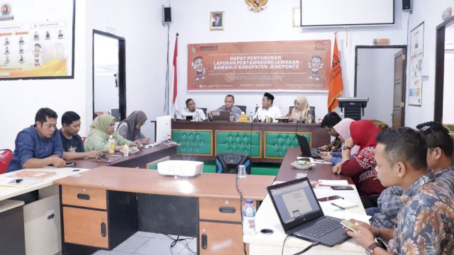 Pimpinan Bawaslu Jeneponto saat melakukan rapat penyusunan laporan pertanggungjawaban.(Istimewa)