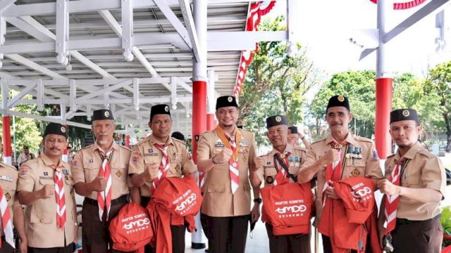 Bupati Gowa Adnan Purichta Ichsan saat mengikuti Apel Besar Gerakan HUT Pramuka Ke-61 Tahun dan Pelepasan Kontingen Jambore Nasional XI Gerakan Pramuka di Halaman Upacara Rumah Jabatan Gubernur Sulawesi Selatan, Sabtu (06/08). (Dok. Humas Gowa)