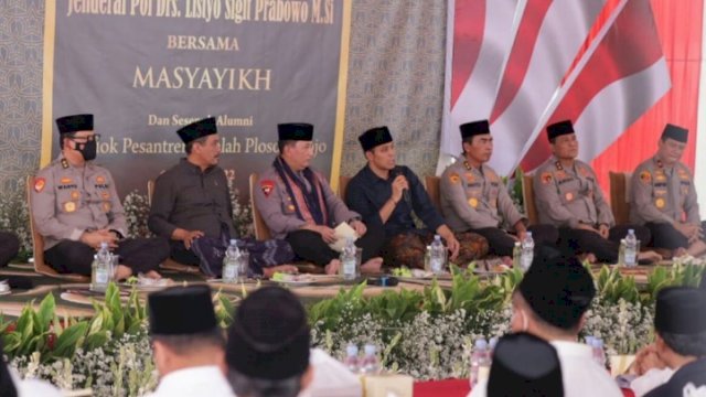 Kapolri Jenderal Pol Listyo Sigit Prabowo dan jajarannya saat berkunjung ke Pondo Pesantren (Ponpes) Al Falah Kediri. (Foto: Istimewa)