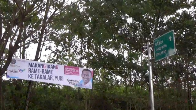 Pemandangan foto Promosi Wisata Kabupaten Takalar yang terpasang di Perbatasan Antara Kabupaten Gowa dan Kabupaten Takalar. (Foto: Wawan Setiawan)