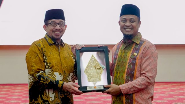 Ketua Majelis Syuro PKS Salim Segaf Al Jufri, memberikan cendera mata kepada Gubernur Sulsel Andi Sudirman Sulaiman, Sabtu (06/08/2022). (Istimewa)