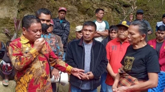 Bupati Toraja Utara Yohanis Bassang, saat menyalurkan bantuan untuk korban kebakaran di Dusun Paku, Kecamatan Kesu&rsquo;. (Istimewa)