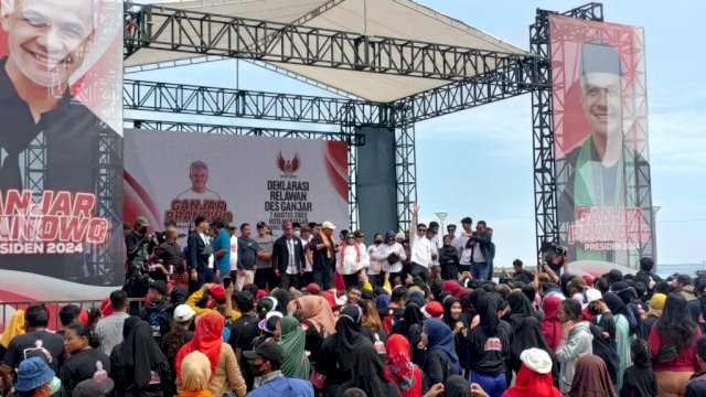 Ribuan relawan Des Ganjar Kota Makassar mendeklarasikan dukungan mereka untuk Ganjar Pranowo di Anjungan Pantai Losari, Makassar, Minggu (7/8/2022). (Foto: Istimewa)