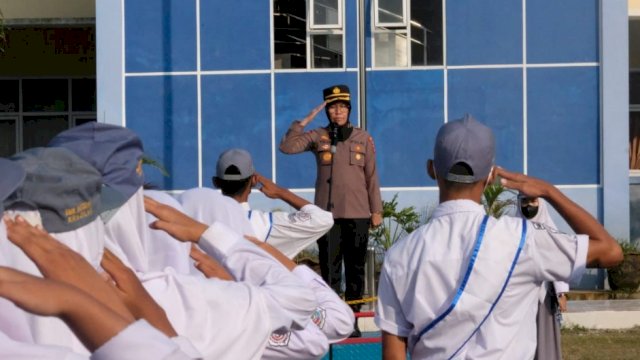 Kabid Hukum Polda Bantem Kombes pol Yuliani, saat memimpin Upacara Bendera di SMK Negeri 1 Kragilan, Senin (08/08/2022). (Foto: Istimewa)