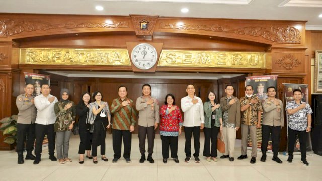 Kapolda Jawa Timur, Irjen Pol Nico Afinta dan Jajaran Polda Jatim Berfoto Bersama Kompolnas RI, Senin (8/8) (Foto:Istimewa)