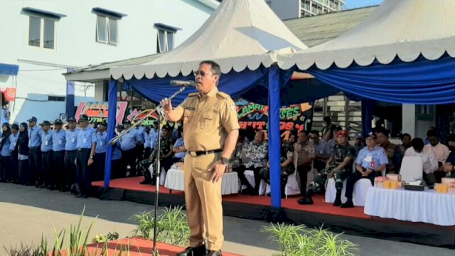 Sekda Kota Makassar M. Ansar, memberikan arahan saat memimpin Upacara HUT ke-98 PDAM Kota Makassar, Senin (08/08/2022). (Istimewa)