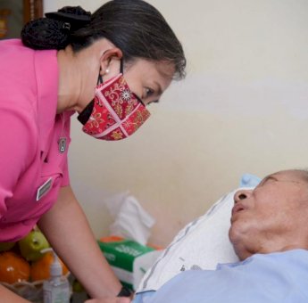 Sambut Hari Polwan ke-74, Ibu Asuh Polwan RI Anjangsana ke Polwan Pertama yang Sedang Sakit