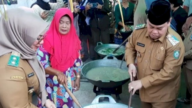 Bupati Kabupaten Kotawaringin Timur, Halikinnor bersama Wakil Bupati, Irawati hadir dalam Festival Bubur Asyura yang dilaksanakan oleh masyarakat Kelurahan Baamang Hulu Kotim.