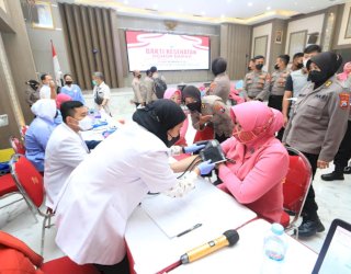 Sambut Hari Polwan ke-74, Polwan Polda Jatim Gelar Donor Darah, Baksos dan Polwan Goes To School