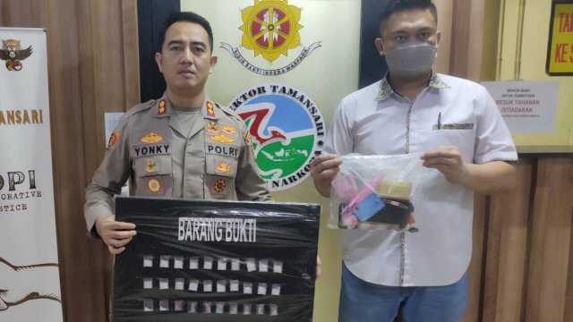 Kapolsek Metro Taman Sari Polres Metro Jakarta Barat Akbp Rohman Yonky Dilatha Tunjukan Barang Bukti Paket Sabu. (Istimewa)