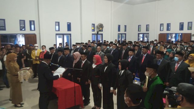 Pj Bupati Mubar, Bahri saat memberikan sambutan usai melantik 196 Pejabat eselon III, IV dan fungsional.(Foto Rustam. Republiknews.Co.Id.)