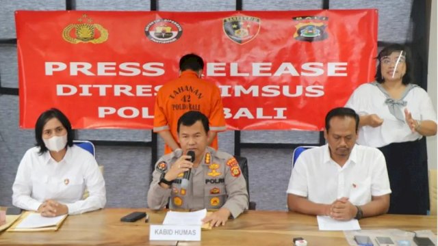 Kabid Humas Polda Bali Kombes. Pol. Stefanus Satake Bayu Setianto, S.I.K., M.Si., Pimpin Press Confrence Pelaku Penyebaran Pornografi lewat Group Telegram.(Istimewa)